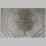 2589 ostia - regio iii - insula ix - domus dei dioscuri (iii,ix,1) - raum h - mosaik - vase - gesehen von norden.jpg